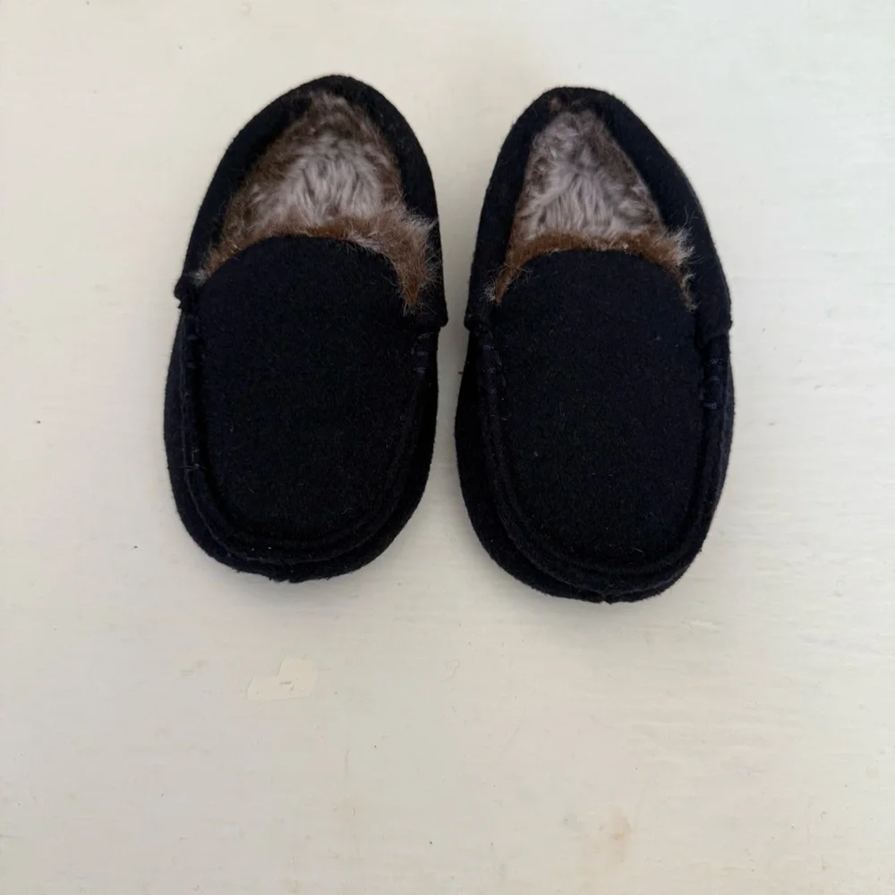 Cozy navy Slippers with Faux Fur Lining